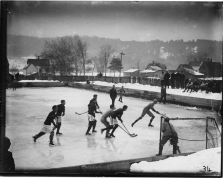 Dartmouth, 1906: Le but de hockey avant l'adaptation que l'on connait aujourd'hui: la barre horizontale était derrière les poteaux. (photo: Dartmouth.edu) Dartmouth, 1906: Le but de hockey avant l'adaptation que l'on connait aujourd'hui: la barre horizontale était derrière les poteaux. (photo: Dartmouth.edu)