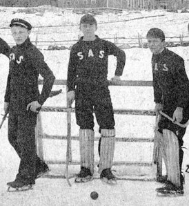 joueurs et filet de ice polo, 1890 (photo: uconn.edu)