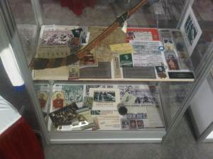 Mon présentoir, agrémenté de quelques objets provenant du Temple de la renommée du hockey, comme le bâton de Percy Lesueur.