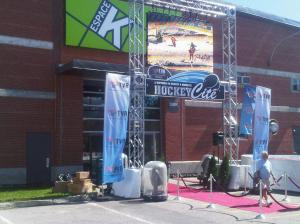 entrée de l'exposition "Hockey-Cité" à l'espace K. Suivez le tapids rouge...