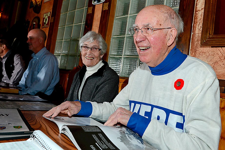 «C'est un bien beau livre et je suis heureux que quelqu'un ait pensé raconter l'histoire des Bulldogs. Ça a commencé l'an passé avec le 100e anniversaire de la Coupe Stanley à Québec. C'est agréable de voir qu'on recommence à s'intéresser à cette partie de l'histoire du hockey.» Tel sont les mots de Joe Malone fils au confrère Ian Bussières du Soleil, livre en main, accompagné de plusieurs membre de sa famille dont son épouse Rita et son fils Brian, au fond. Photo: Le Soleil/Patrice Laroche.