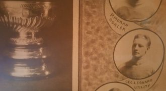 George Leonard, portant le chandail de l'édition 1912, gagnante de la Coupe Stanley.